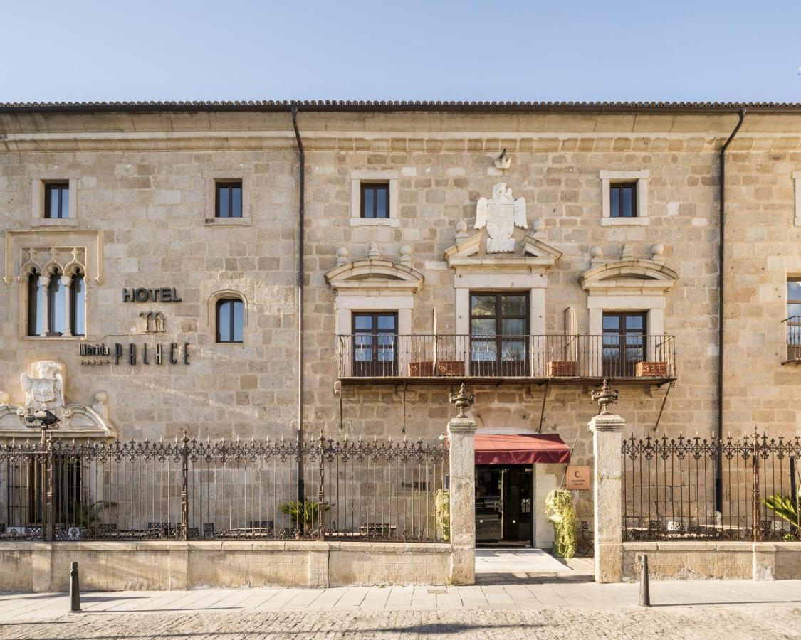 伊露尼翁梅里达宫酒店 外观 照片 The image shows the exterior of a building identified as a hotel. It features a stone facade with architectural details, including windows with decorative elements and a central entrance. There are iron railings and some greenery visible at the base,