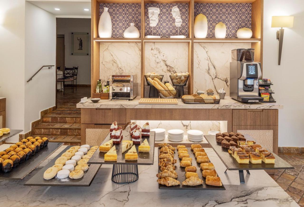 伊露尼翁梅里达宫酒店 外观 照片 A pastry buffet at a hotel