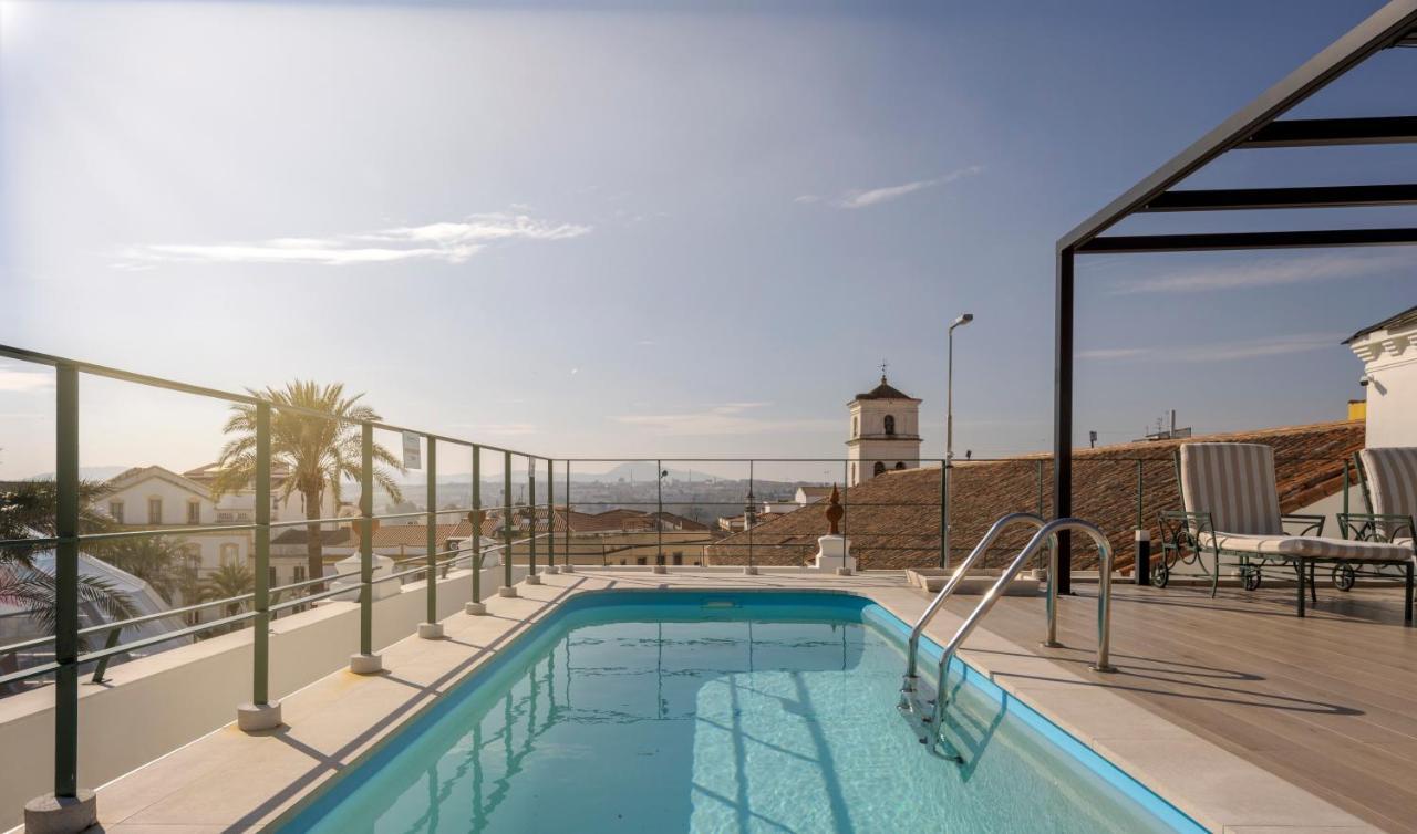 伊露尼翁梅里达宫酒店 外观 照片 Swimming pool at the top of the hotel