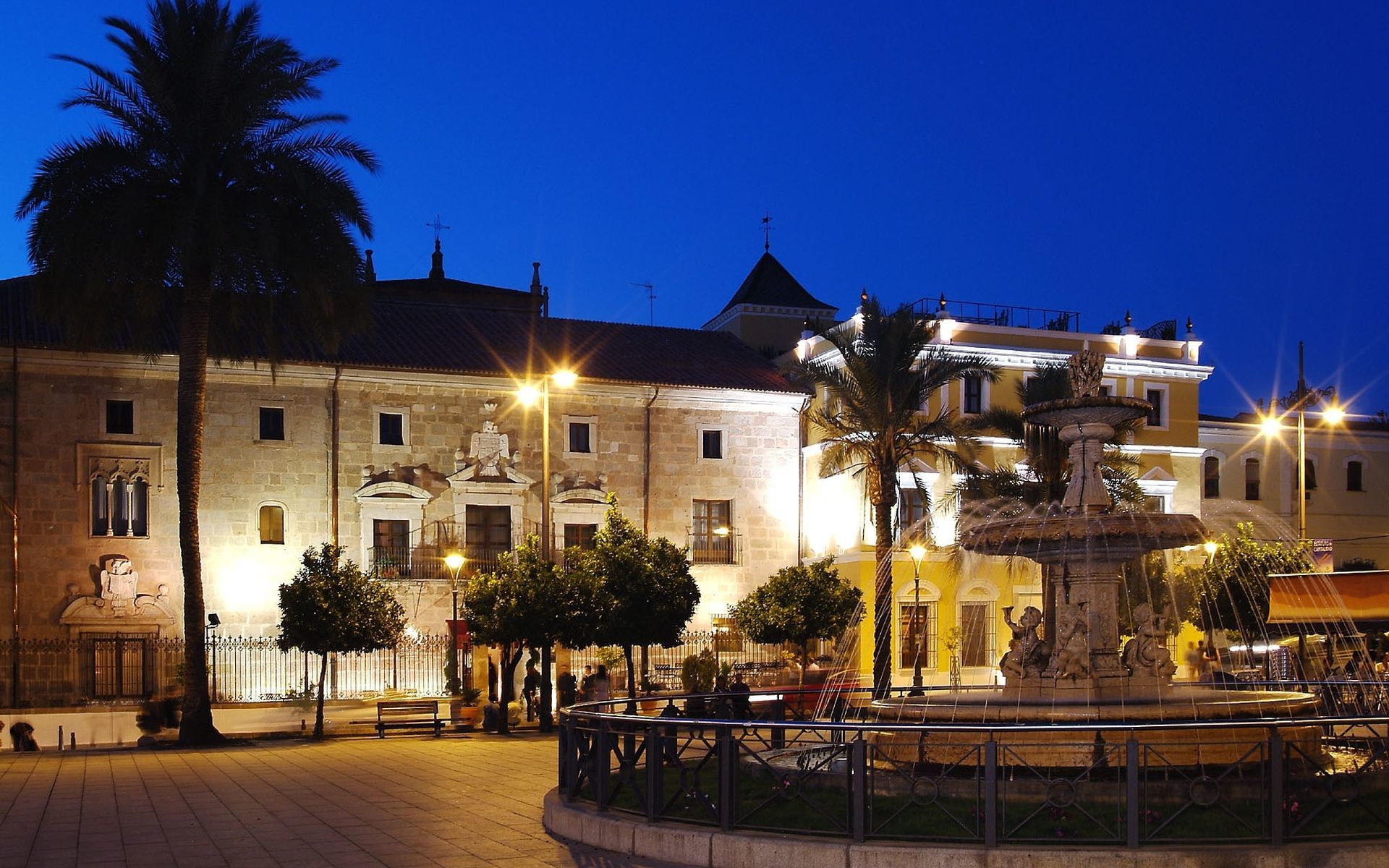 伊露尼翁梅里达宫酒店 外观 照片 The Plaza de la Fuente, in the center of the town.